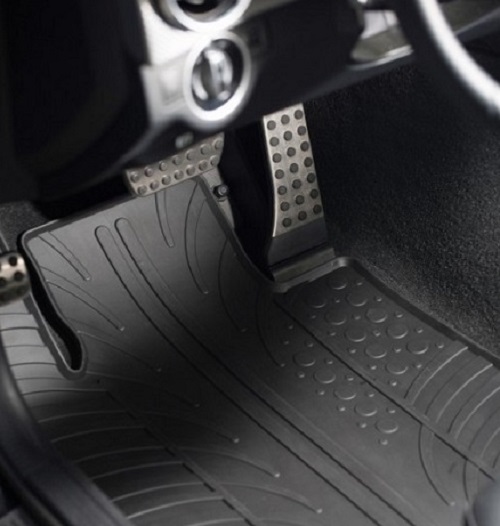 Rýchle a ľahké tipy, ako čistiť podlahové rohože do auta